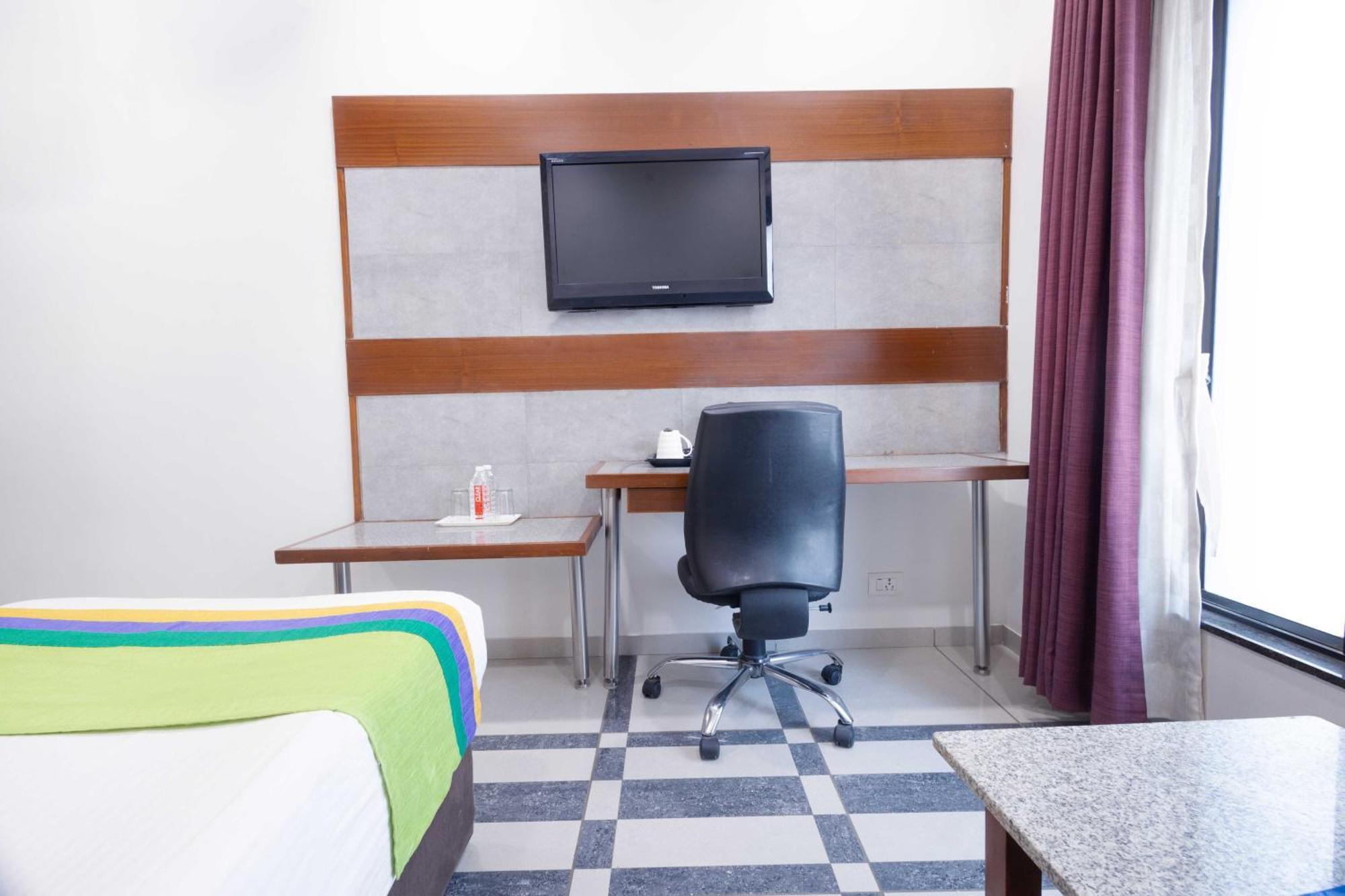 Treebo Ambassador Hotel Ahmedabad Exterior photo