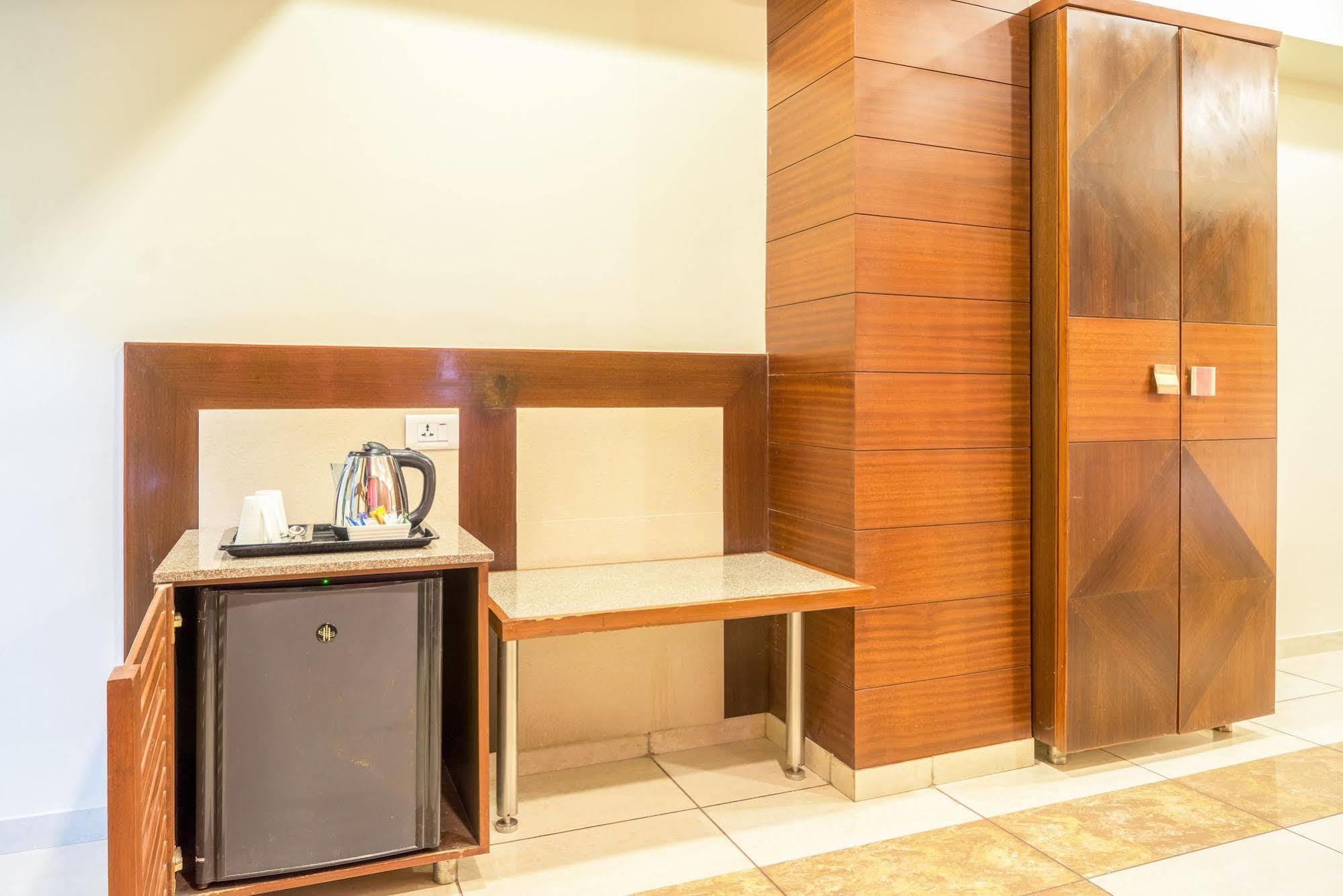 Treebo Ambassador Hotel Ahmedabad Exterior photo