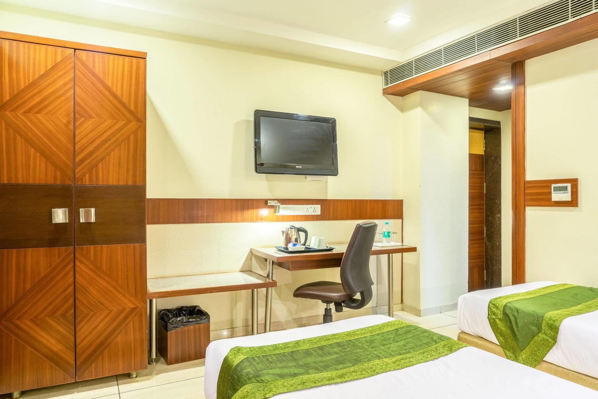Treebo Ambassador Hotel Ahmedabad Exterior photo